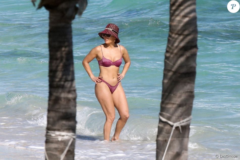 Exclusif - Jennifer Lopez profite d'un après-midi ensoleillé à la plage lors de vacances aux Îles Turques-et-Caïques. Le 13 janvier 2021.