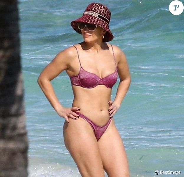 Exclusif - Jennifer Lopez profite d'un après-midi ensoleillé à la plage lors de vacances aux Îles Turques-et-Caïques. Au mois de janvier.