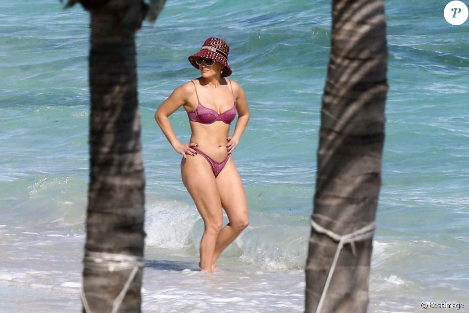 Exclusif - Jennifer Lopez profite d'un après-midi ensoleillé à la plage lors de vacances aux Îles Turques-et-Caïques. Au mois de janvier.