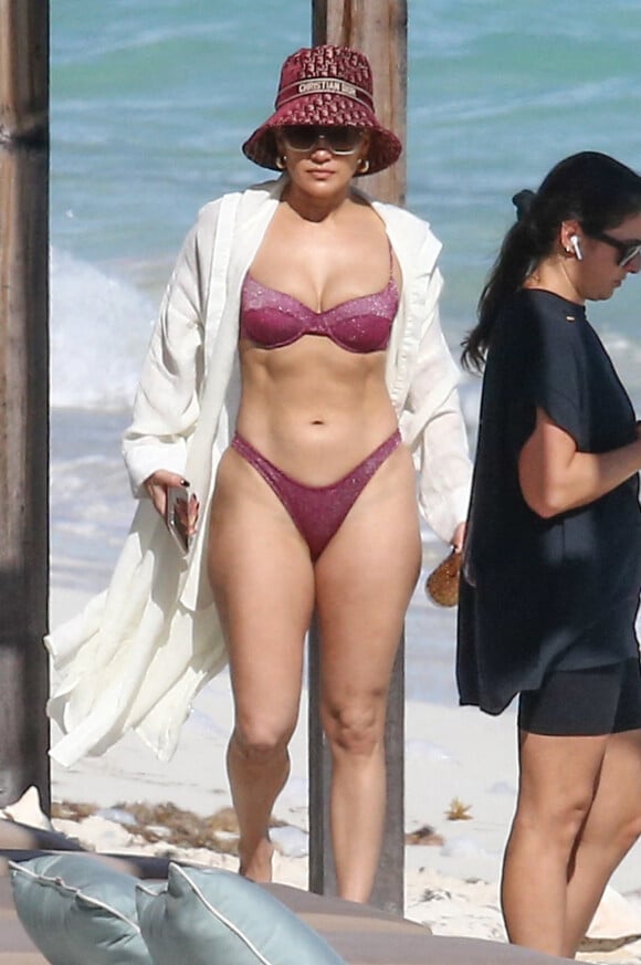 Exclusif - Jennifer Lopez profite d'un après-midi ensoleillé à la plage lors de vacances aux Îles Turques-et-Caïques. Le 13 janvier 2021.