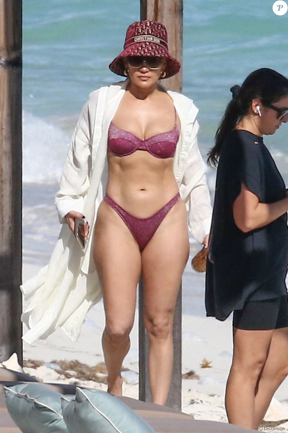 Exclusif - Jennifer Lopez profite d'un après-midi ensoleillé à la plage lors de vacances aux Îles Turques-et-Caïques. Le 13 janvier 2021.
