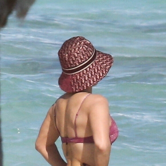 Exclusif - Jennifer Lopez profite d'un après-midi ensoleillé à la plage lors de vacances aux Îles Turques-et-Caïques. Le 13 janvier 2021.