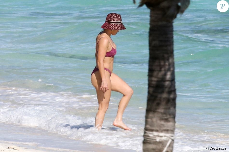 Exclusif - Jennifer Lopez profite d'un après-midi ensoleillé à la plage lors de vacances aux Îles Turques-et-Caïques. Le 13 janvier 2021.