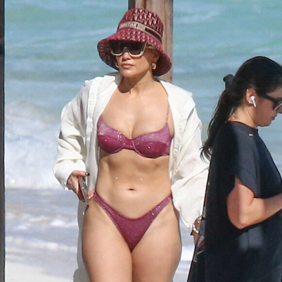 Exclusif - Jennifer Lopez profite d'un après-midi ensoleillé à la plage lors de vacances aux Îles Turques-et-Caïques. Le 13 janvier 2021.