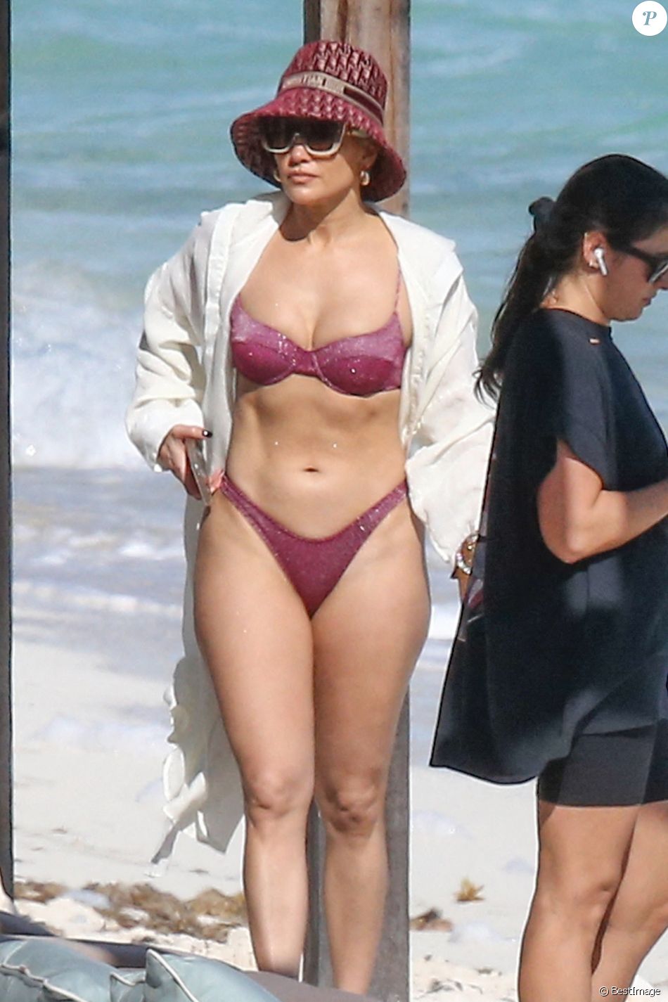 Exclusif - Jennifer Lopez profite d'un après-midi ensoleillé à la plage lors de vacances aux Îles Turques-et-Caïques. Le 13 janvier 2021.