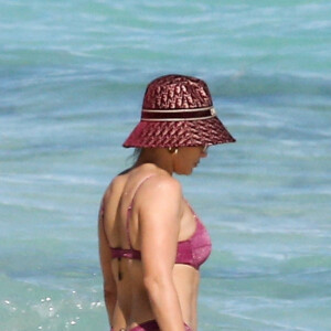 Exclusif - Jennifer Lopez profite d'un après-midi ensoleillé à la plage lors de vacances aux Îles Turques-et-Caïques. Le 13 janvier 2021.