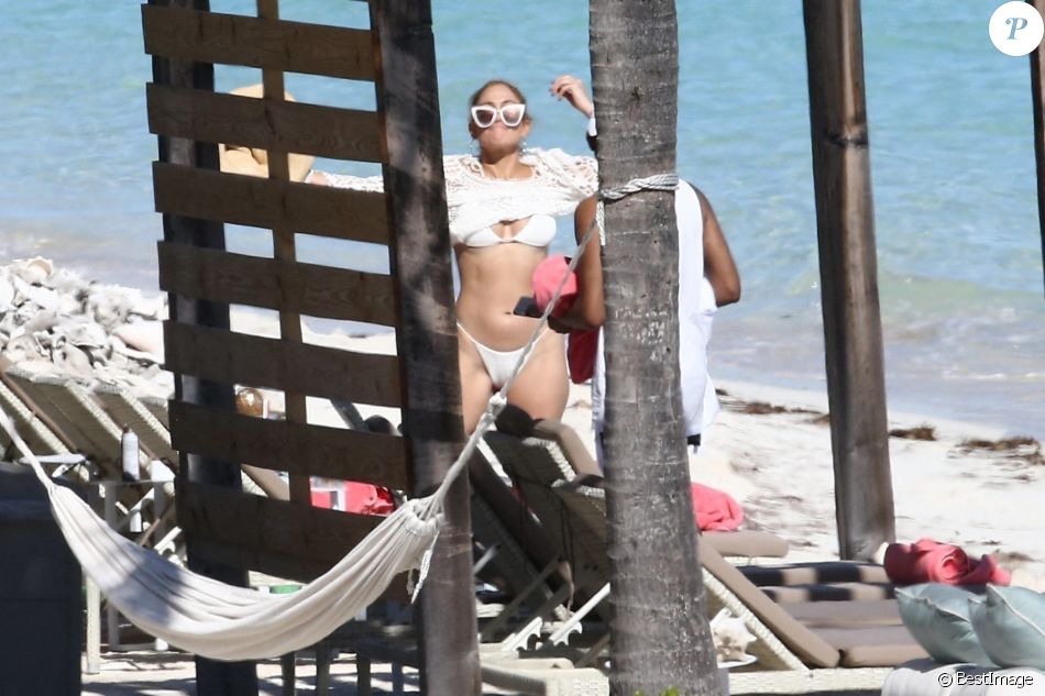 Exclusif - Jennifer Lopez profite d'un après-midi ensoleillé à la plage lors de vacances aux Îles Turques-et-Caïques. Le 11 janvier 2021.