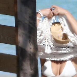 Exclusif - Jennifer Lopez profite d'un après-midi ensoleillé à la plage lors de vacances aux Îles Turques-et-Caïques. Le 11 janvier 2021.