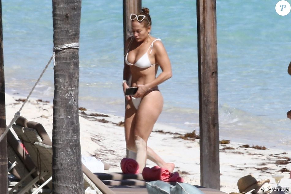 Exclusif - Jennifer Lopez profite d'un après-midi ensoleillé à la plage lors de vacances aux Îles Turques-et-Caïques. Le 11 janvier 2021.