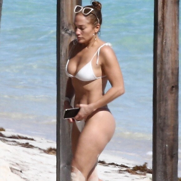 Exclusif - Jennifer Lopez profite d'un après-midi ensoleillé à la plage lors de vacances aux Îles Turques-et-Caïques. Le 11 janvier 2021.