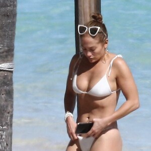 Exclusif - Jennifer Lopez profite d'un après-midi ensoleillé à la plage lors de vacances aux Îles Turques-et-Caïques. Le 11 janvier 2021.