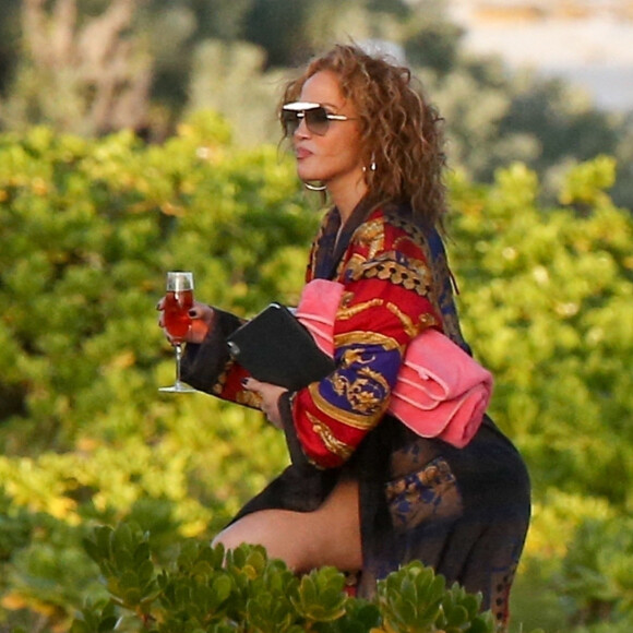 Exclusif - Jennifer Lopez profite d'un après-midi ensoleillé à la plage lors de vacances aux Îles Turques-et-Caïques. Le 4 janvier 2021.