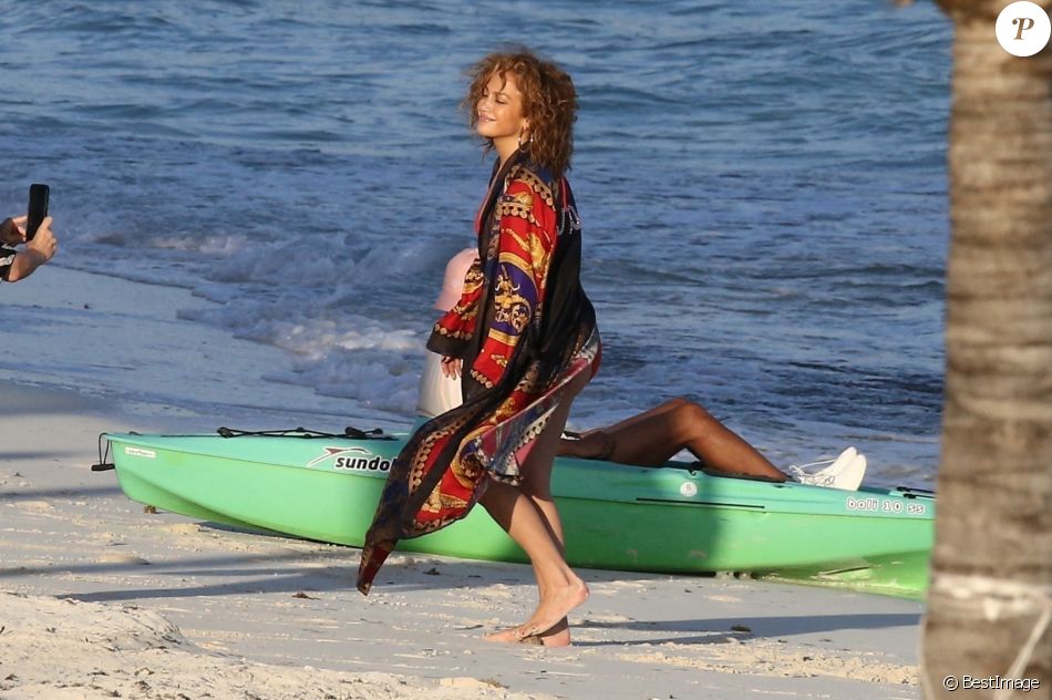 Exclusif - Jennifer Lopez profite d'un après-midi ensoleillé à la plage lors de vacances aux Îles Turques-et-Caïques. Le 4 janvier 2021.