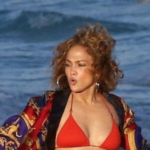 Exclusif - Jennifer Lopez profite d'un après-midi ensoleillé à la plage lors de vacances aux Îles Turques-et-Caïques. Le 4 janvier 2021.