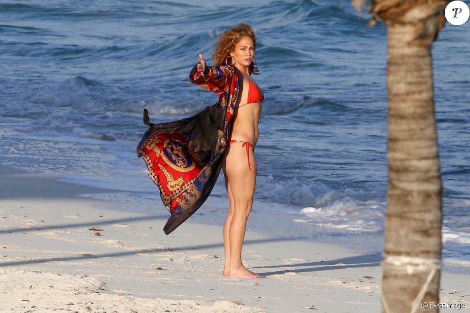 Exclusif - Jennifer Lopez profite d'un après-midi ensoleillé à la plage lors de vacances aux Îles Turques-et-Caïques. Le 4 janvier 2021.