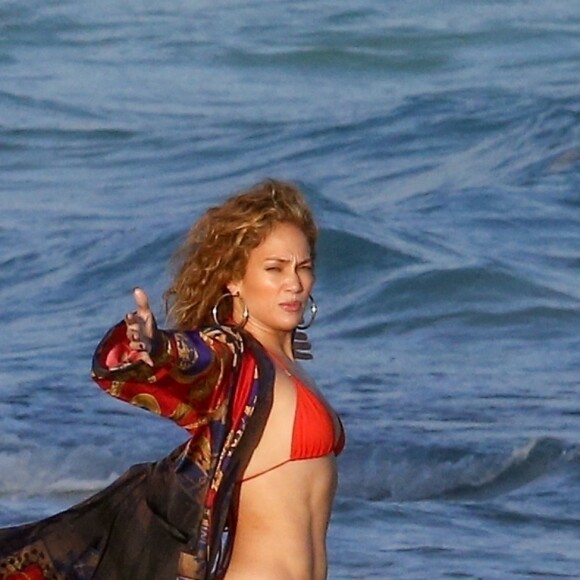 Exclusif - Jennifer Lopez profite d'un après-midi ensoleillé à la plage lors de vacances aux Îles Turques-et-Caïques. Le 4 janvier 2021.