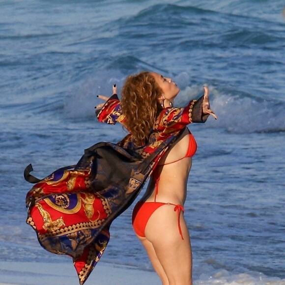 Exclusif - Jennifer Lopez profite d'un après-midi ensoleillé à la plage lors de vacances aux Îles Turques-et-Caïques. Le 4 janvier 2021.