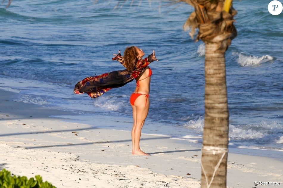 Exclusif - Jennifer Lopez profite d'un après-midi ensoleillé à la plage lors de vacances aux Îles Turques-et-Caïques. Le 4 janvier 2021.