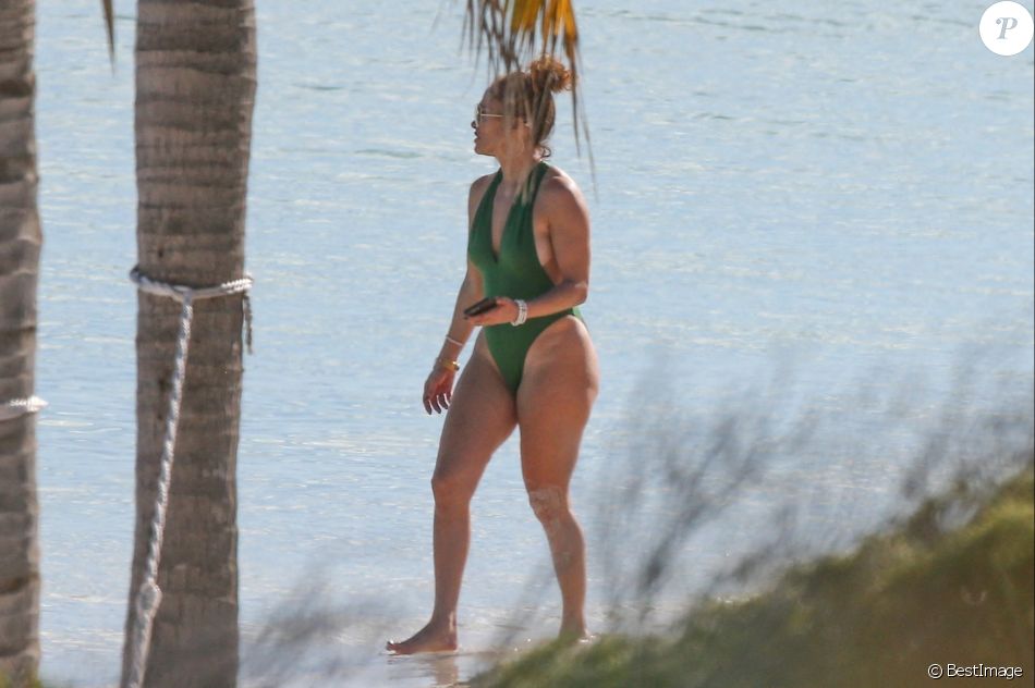 Exclusif - Jennifer Lopez profite d'un après-midi ensoleillé à la plage lors de vacances aux Îles Turques-et-Caïques. Le 8 janvier 2021.