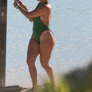 Exclusif - Jennifer Lopez profite d'un après-midi ensoleillé à la plage lors de vacances aux Îles Turques-et-Caïques. Le 8 janvier 2021.