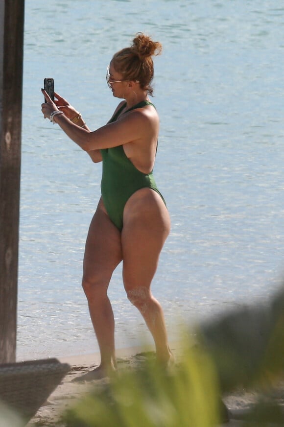 Exclusif - Jennifer Lopez profite d'un après-midi ensoleillé à la plage lors de vacances aux Îles Turques-et-Caïques. Le 8 janvier 2021.