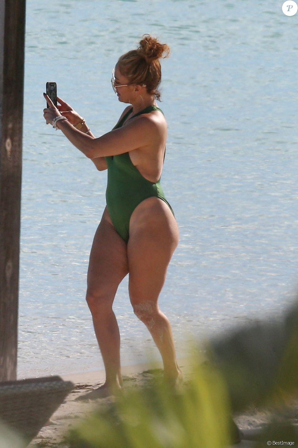 Exclusif - Jennifer Lopez profite d'un après-midi ensoleillé à la plage lors de vacances aux Îles Turques-et-Caïques. Le 8 janvier 2021.