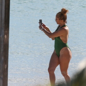 Exclusif - Jennifer Lopez profite d'un après-midi ensoleillé à la plage lors de vacances aux Îles Turques-et-Caïques. Le 8 janvier 2021.