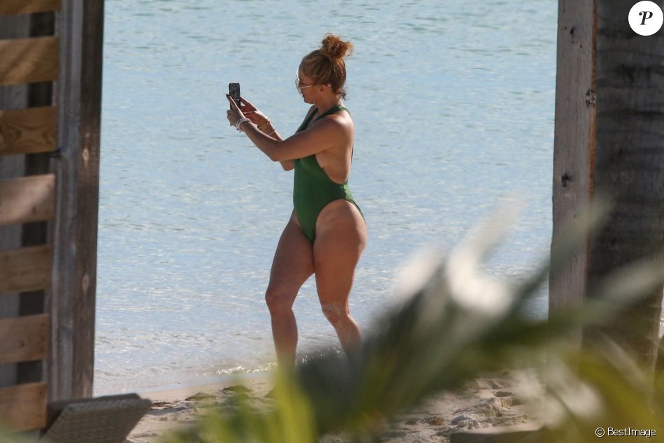 Exclusif - Jennifer Lopez profite d'un après-midi ensoleillé à la plage lors de vacances aux Îles Turques-et-Caïques. Le 8 janvier 2021.