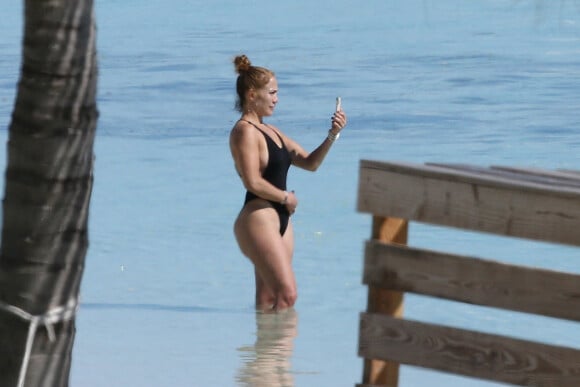Exclusif - Jennifer Lopez profite d'un après-midi ensoleillé à la plage lors de vacances aux Îles Turques-et-Caïques. Le 4 6 8 janvier 2021.
