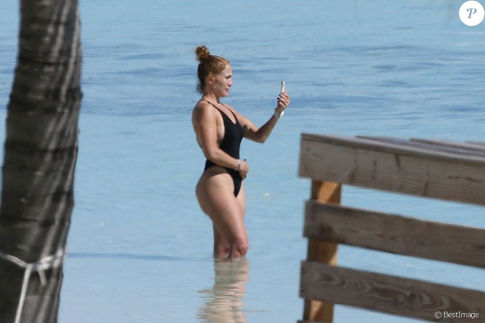 Exclusif - Jennifer Lopez profite d'un après-midi ensoleillé à la plage lors de vacances aux Îles Turques-et-Caïques. Le 4 6 8 janvier 2021.