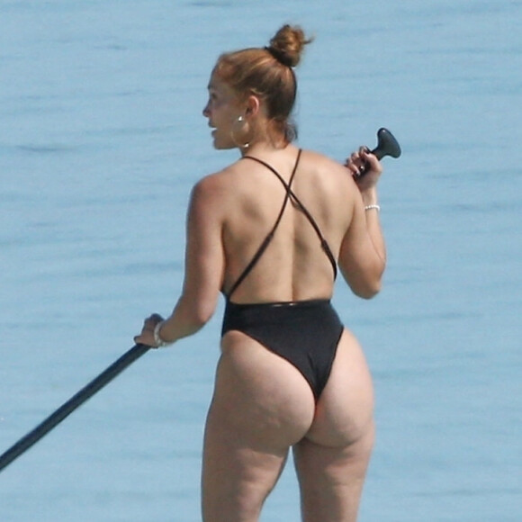 Exclusif - Jennifer Lopez profite d'un après-midi ensoleillé à la plage lors de vacances aux Îles Turques-et-Caïques. Le 6 janvier 2021.