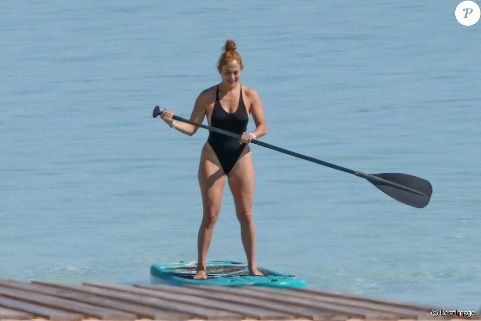 Exclusif - Jennifer Lopez profite d'un après-midi ensoleillé à la plage lors de vacances aux Îles Turques-et-Caïques. Le 6 janvier 2021.