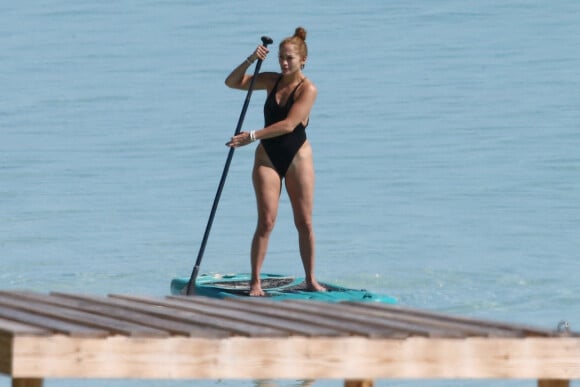 Exclusif - Jennifer Lopez profite d'un après-midi ensoleillé à la plage lors de vacances aux Îles Turques-et-Caïques. Le 6 janvier 2021.