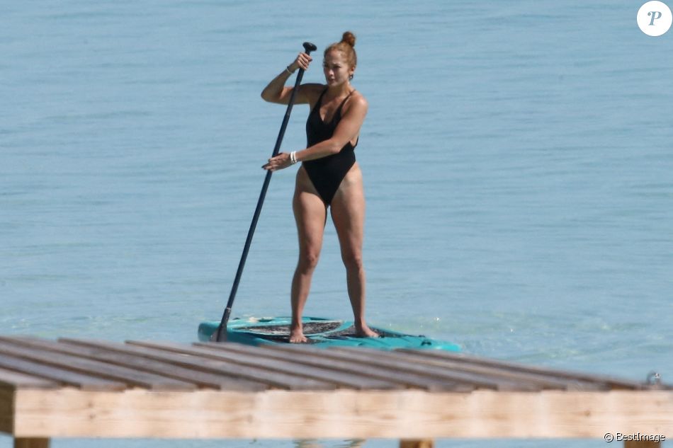 Exclusif - Jennifer Lopez profite d'un après-midi ensoleillé à la plage lors de vacances aux Îles Turques-et-Caïques. Le 6 janvier 2021.