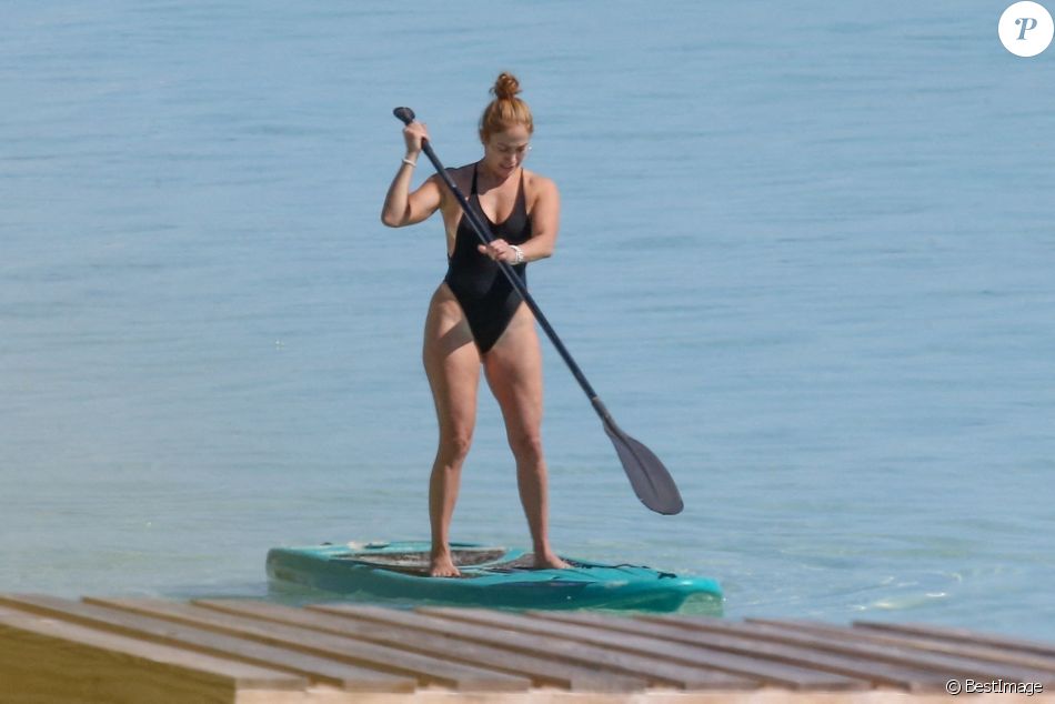 Exclusif - Jennifer Lopez profite d'un après-midi ensoleillé à la plage lors de vacances aux Îles Turques-et-Caïques. Le 6 janvier 2021.