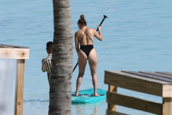 Exclusif - Jennifer Lopez profite d'un après-midi ensoleillé à la plage lors de vacances aux Îles Turques-et-Caïques. Le 6 janvier 2021.