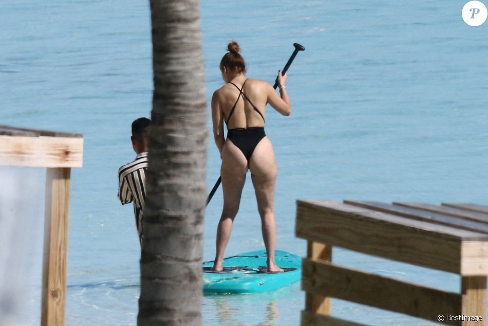 Exclusif - Jennifer Lopez profite d'un après-midi ensoleillé à la plage lors de vacances aux Îles Turques-et-Caïques. Le 6 janvier 2021.