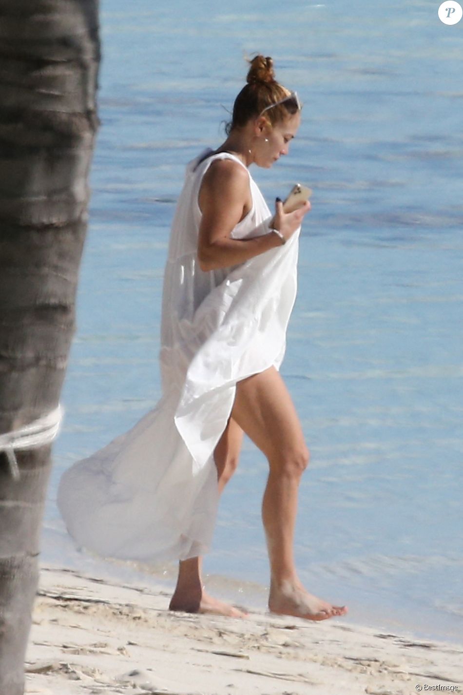 Exclusif - Jennifer Lopez profite d'un après-midi ensoleillé à la plage lors de vacances aux Îles Turques-et-Caïques. Le 6 janvier 2021.