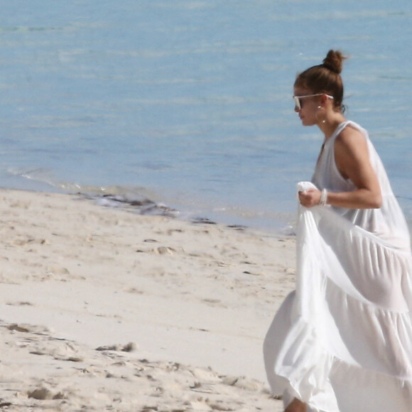 Exclusif - Jennifer Lopez profite d'un après-midi ensoleillé à la plage lors de vacances aux Îles Turques-et-Caïques. Le 6 janvier 2021.