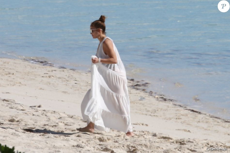 Exclusif - Jennifer Lopez profite d'un après-midi ensoleillé à la plage lors de vacances aux Îles Turques-et-Caïques. Le 6 janvier 2021.