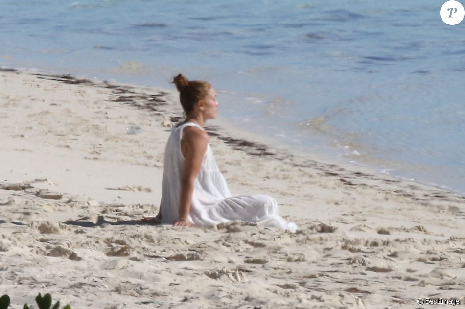Exclusif - Jennifer Lopez profite d'un après-midi ensoleillé à la plage lors de vacances aux Îles Turques-et-Caïques. Le 6 janvier 2021.