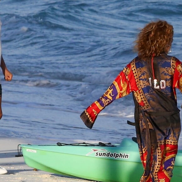 Exclusif - Jennifer Lopez profite d'un après-midi ensoleillé à la plage lors de vacances aux Îles Turques-et-Caïques. Le 4 janvier 2021.