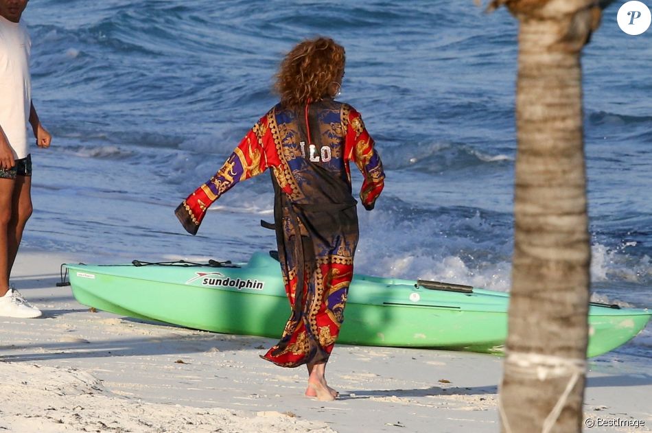 Exclusif - Jennifer Lopez profite d'un après-midi ensoleillé à la plage lors de vacances aux Îles Turques-et-Caïques. Le 4 janvier 2021.
