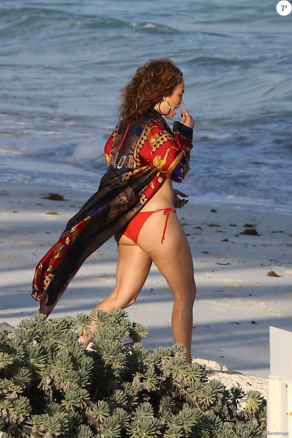 Exclusif - Jennifer Lopez profite d'un après-midi ensoleillé à la plage lors de vacances aux Îles Turques-et-Caïques. Le 4 janvier 2021.