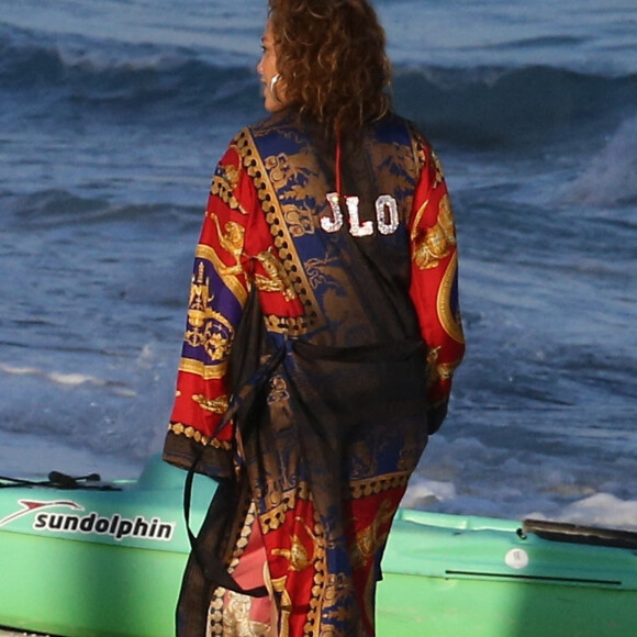 Exclusif - Jennifer Lopez profite d'un après-midi ensoleillé à la plage lors de vacances aux Îles Turques-et-Caïques. Le 4 janvier 2021.