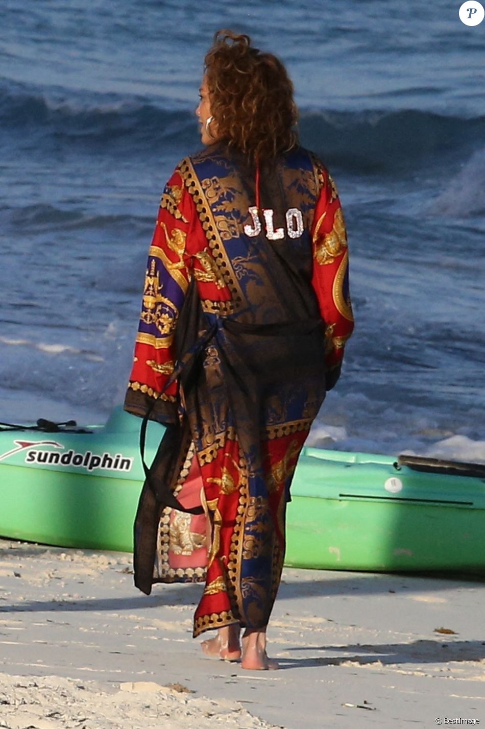 Exclusif - Jennifer Lopez profite d'un après-midi ensoleillé à la plage lors de vacances aux Îles Turques-et-Caïques. Le 4 janvier 2021.