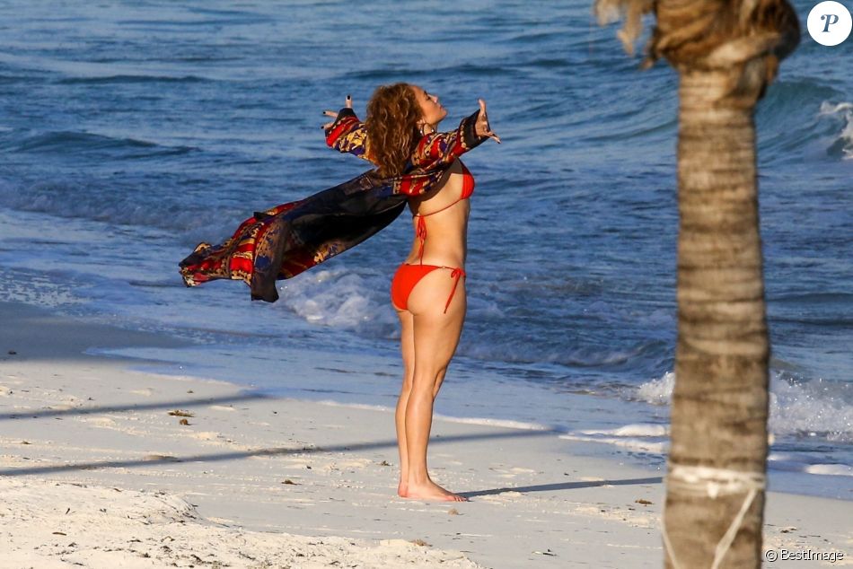 Exclusif - Jennifer Lopez profite d'un après-midi ensoleillé à la plage lors de vacances aux Îles Turques-et-Caïques. Le 4 janvier 2021.