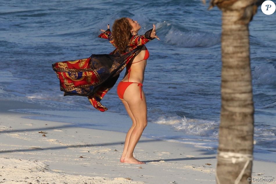 Exclusif - Jennifer Lopez profite d'un après-midi ensoleillé à la plage lors de vacances aux Îles Turques-et-Caïques. Le 4 janvier 2021.