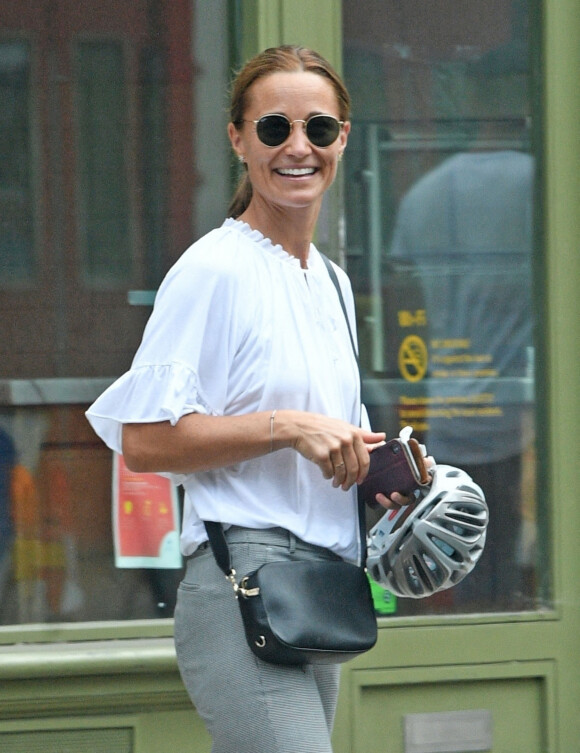 Exclusif - Pippa Middleton, tout sourire, reprend son vélo après avoir déjeuné avec une amie au restaurant "The Ivy" à Londres, le 13 août 2020.