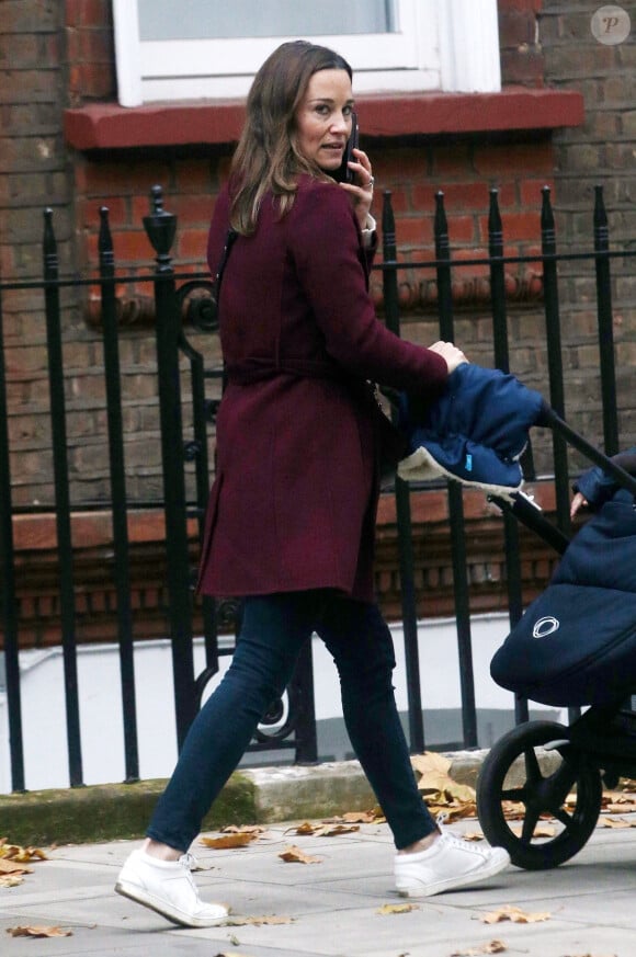 Exclusif - Pippa Middleton se promène avec son fils Arthur dans les rues de Londres, le 21 novembre 2019.